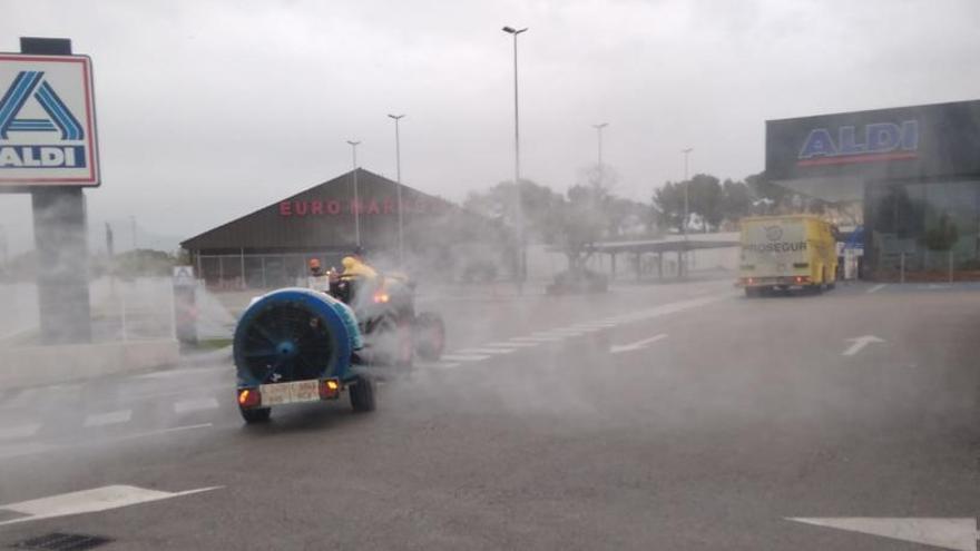 Un tractorista fumigando las calles de Aspe