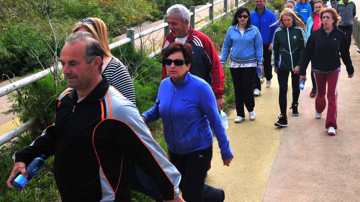 Marcha para combatir el sedentarismo en el Día Mundial de la Actividad Física.