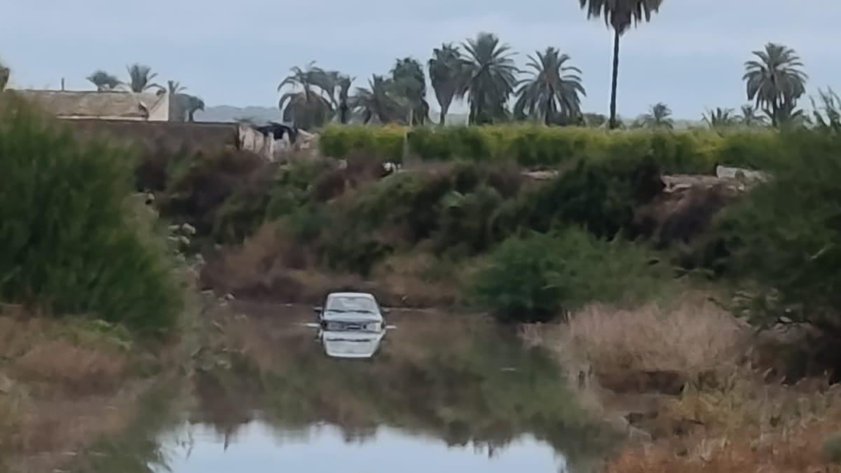 El vehículo quedó en el cauce del río Vinalopó, a al menos 30 metros del camino y el vecino de Elche accidentado tuvo que escapar avanzando contracorriente