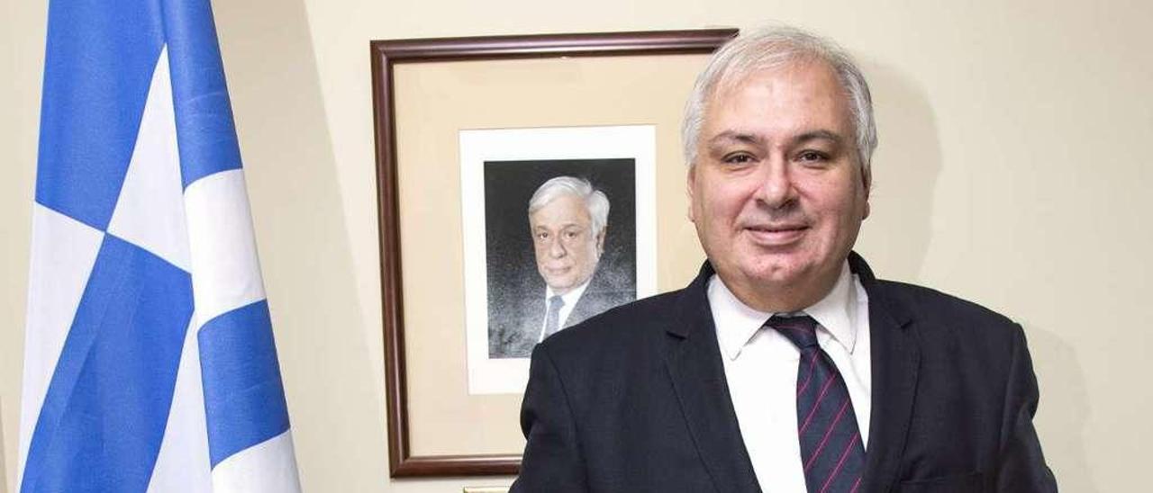 El embajador griego, Chris J. Lazaris, ante un retrarto del presidente heleno Pavlopoulos. // Diego Bisquerra