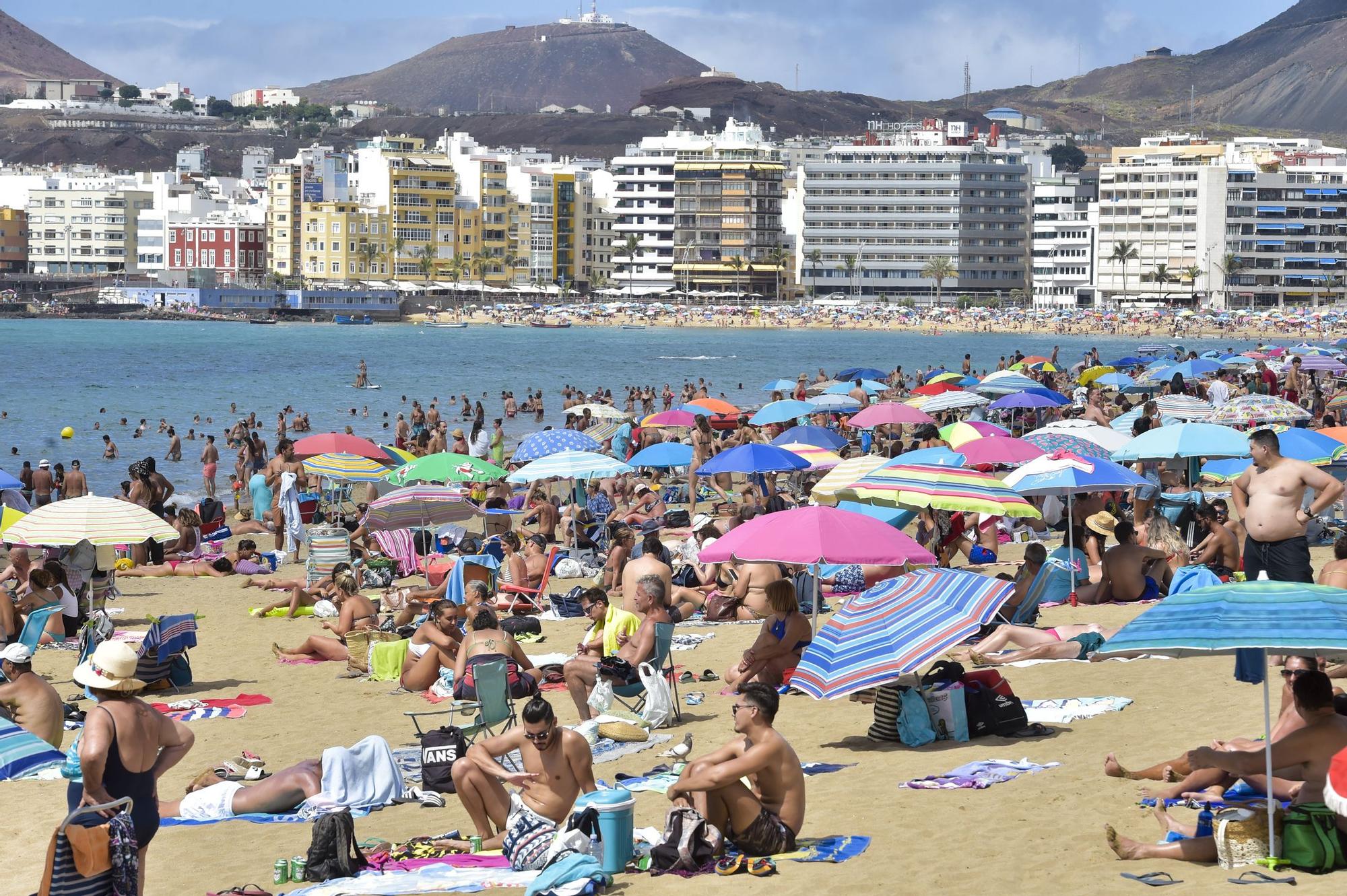 Lleno en la playa de Las Canteras en el último domingo de agosto