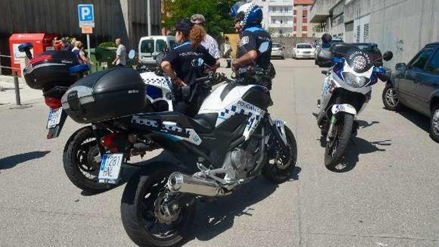 Agentes y motos de la Policía Local. // Rafa Vázquez