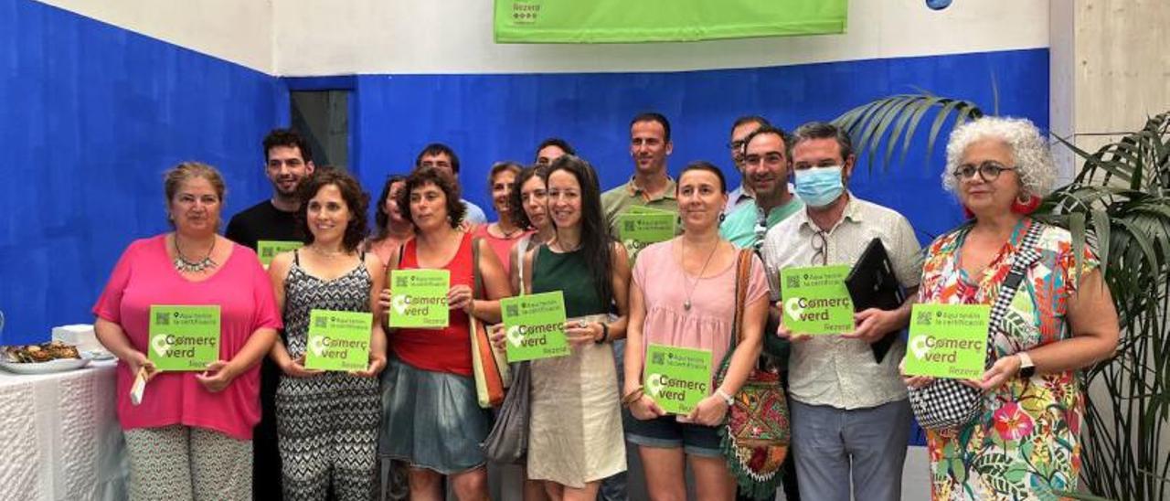 Foto de familia de la
presentación de la 
estrategia ‘Comerç Verd’. |  
SANSÓ