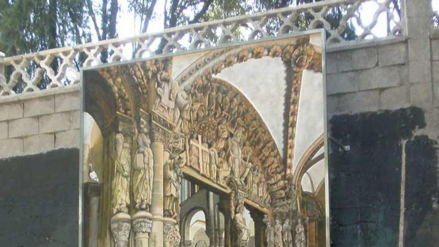 Xai Óscar, delante de su mural en pleno Camino de Santiago. // D.P.