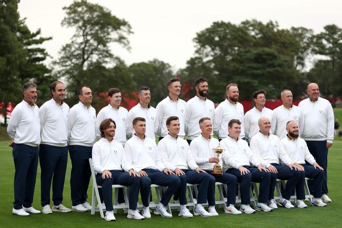 FARMINGDALE, NEW YORK - SEPTEMBER 23: (top L-R) Vice captain Jose Maria Olazabal, vice captain Edoardo Molinari, vice captain Francesco Molinari, Matt Fitzpatrick, Rory McIlroy, Justin Rose, Jon Rahm, Shane Lowry, Viktor Hovland, vice captain Alex Noren, vice captain Thomas Bjorn, (bottom L-R) Tommy Fleetwood, Ludvig Aberg, Rasmus Hojgaard, Captain Luke Donald, Robert MacIntyre, Sepp Straka and Tyrrell Hatton of Team Europe pose for a team photo prior to the Ryder Cup 2025 at Black Course at Bethpage State Park Golf Course on September 23, 2025 in Farmingdale, New York. Carl Recine/Getty Images/AFP (Photo by Carl Recine / GETTY IMAGES NORTH AMERICA / Getty Images via AFP)