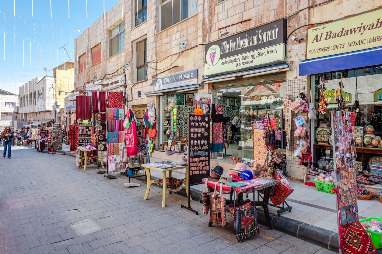 En Madaba podrás comprar desde mosaicos hasta cerámicas pintadas a mano o textiles bordados.