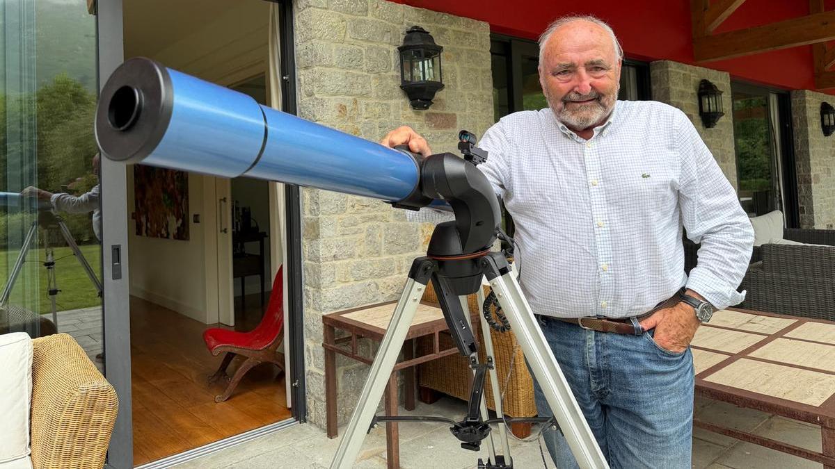 Pedro Rodríguez Inciarte, ayer, con uno de sus telescopios.