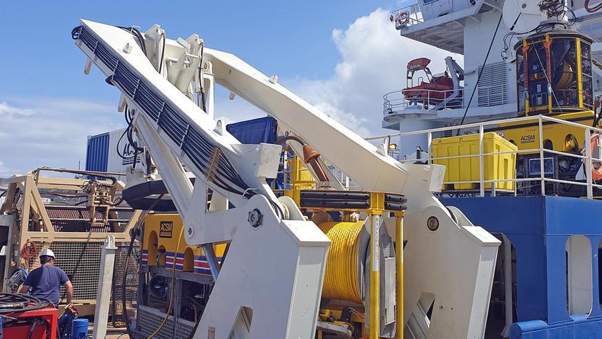 Tripulación en la cubierta del “Ártabro” con los robots “Triton”, con los que buscarán los restos del barco.