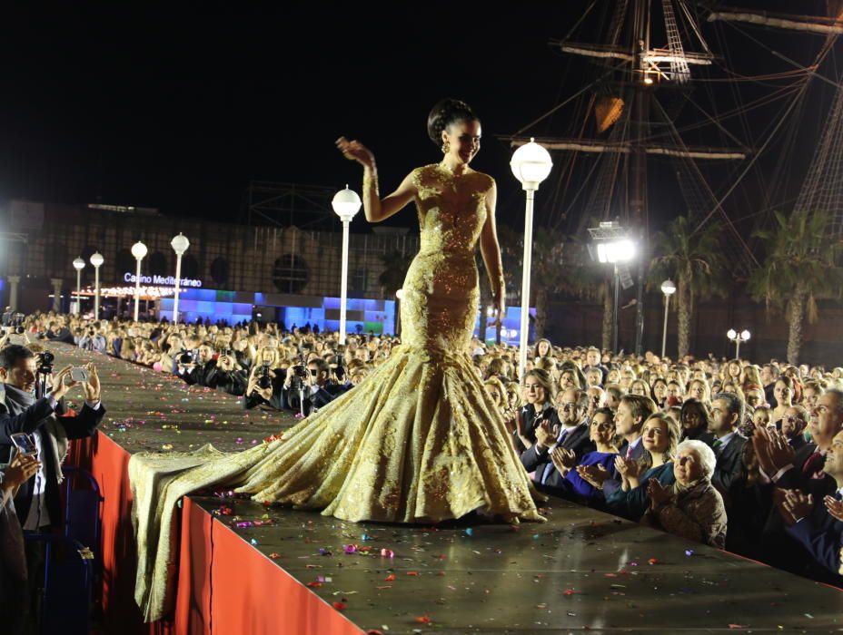 Las candidatas a Bellea del Foc lucen en la Gala del Puerto con el apoyo de familiares y comisionados