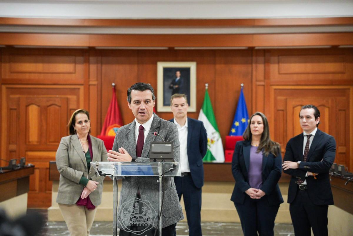 El alcalde, José María Bellido, durante la rueda de prensa.