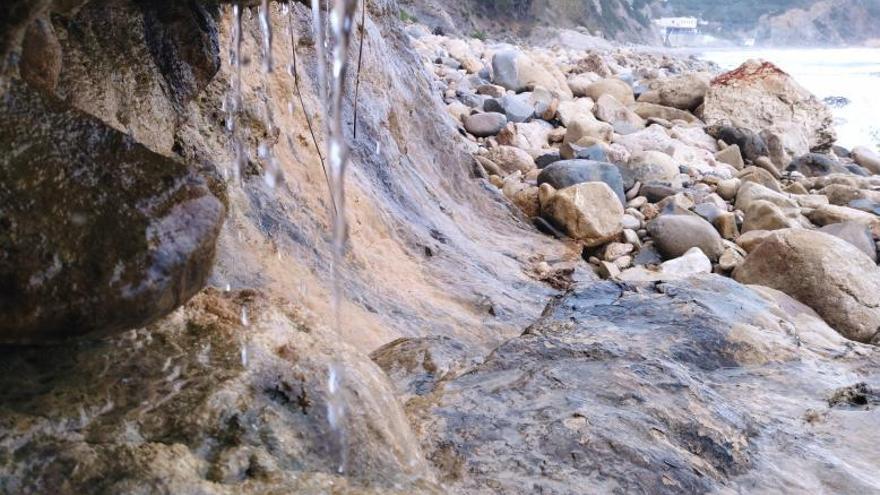 Agua dulce que «brota» de las piedras calizas en la costa de la Falzia en Xàbia. | A. P. F.