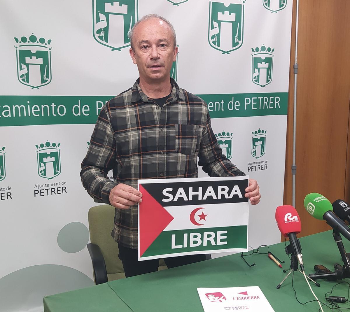 El concejal de EU en Petrer, Rafa Masiá, mostrando su apoyo al movimiento &quot;Sahara Libre&quot;.