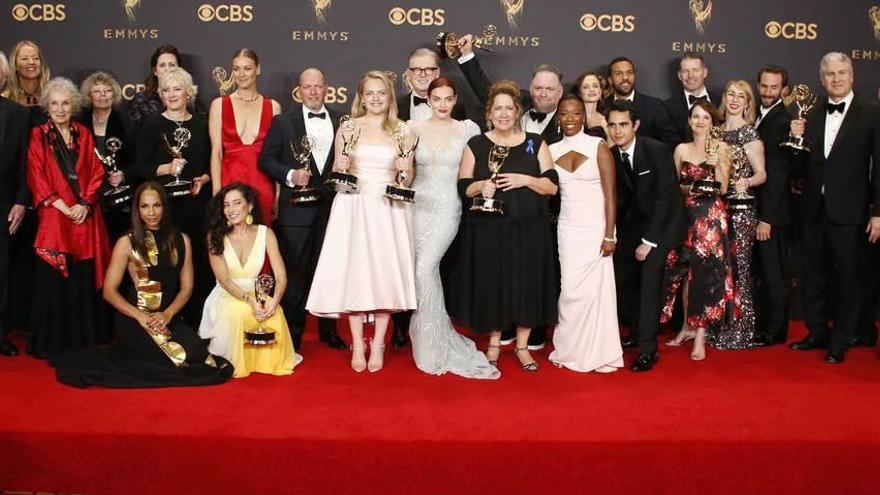 El equipo de &quot;El cuento de la criada&quot;, con Elisabeth Moss en el centro con sus dos estatuillas, posa con los ocho &quot;Emmy&quot; que cosechó.