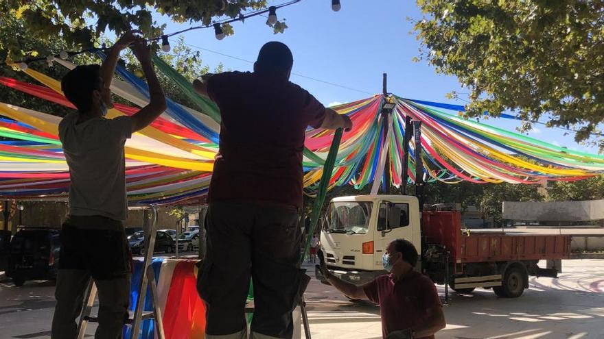 Membres de la brigada de Solsona adequant la Plaça del Camp per la festa major