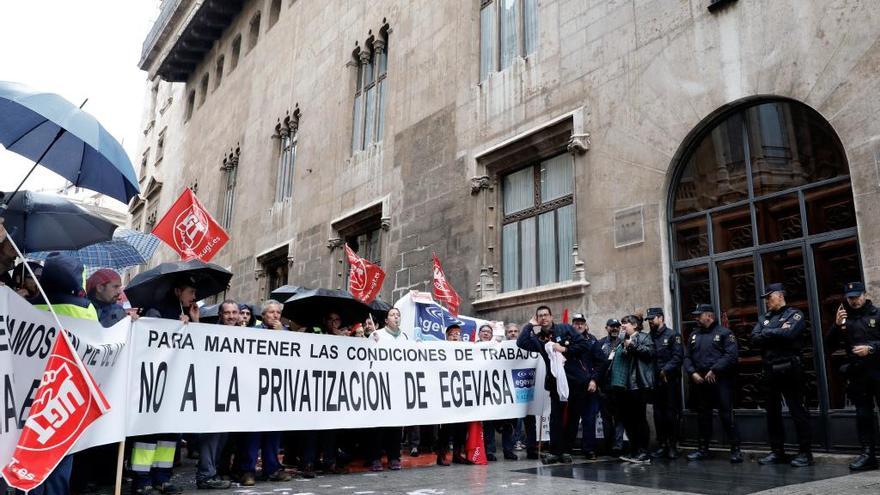 Trabajadores de Egevasa exigen al Consell que pare la licitación de 59 depuradoras