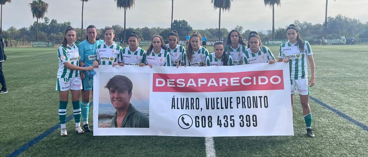 Las futbolistas del Córdoba CF Femenino apoyan en la búsqueda de Álvaro Prieto antes de la cita.