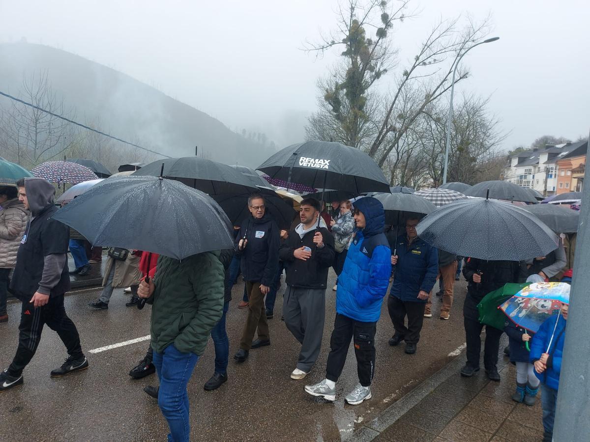 En imágenes: Una multitud reclama en Trevías un cambio de ubicación para la depuradora