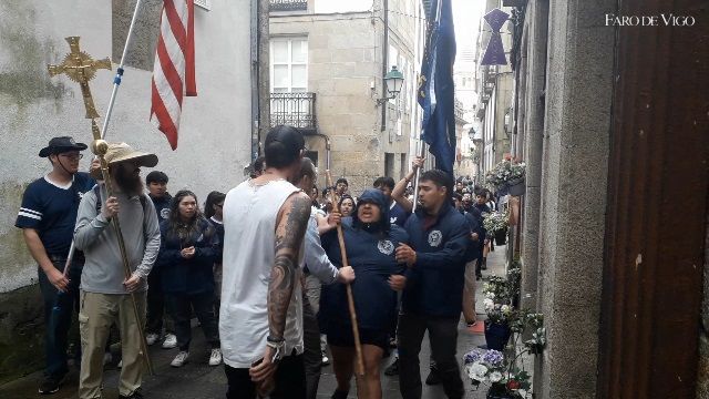Un vecino de la zona vieja de Santiago se encara con unos peregrinos que cantaban en la calle