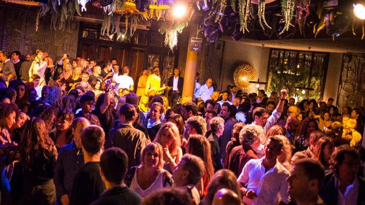 Una nit de festa a l’interior de la discoteca Papillon de Platja d’Aro.