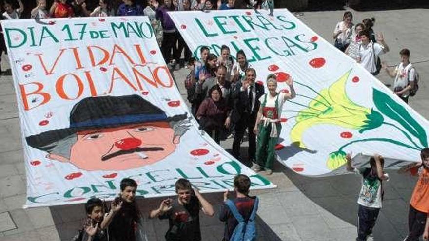 Los alumnos del Ribeira do Louro posan junto al mural, ayer. // D.P.