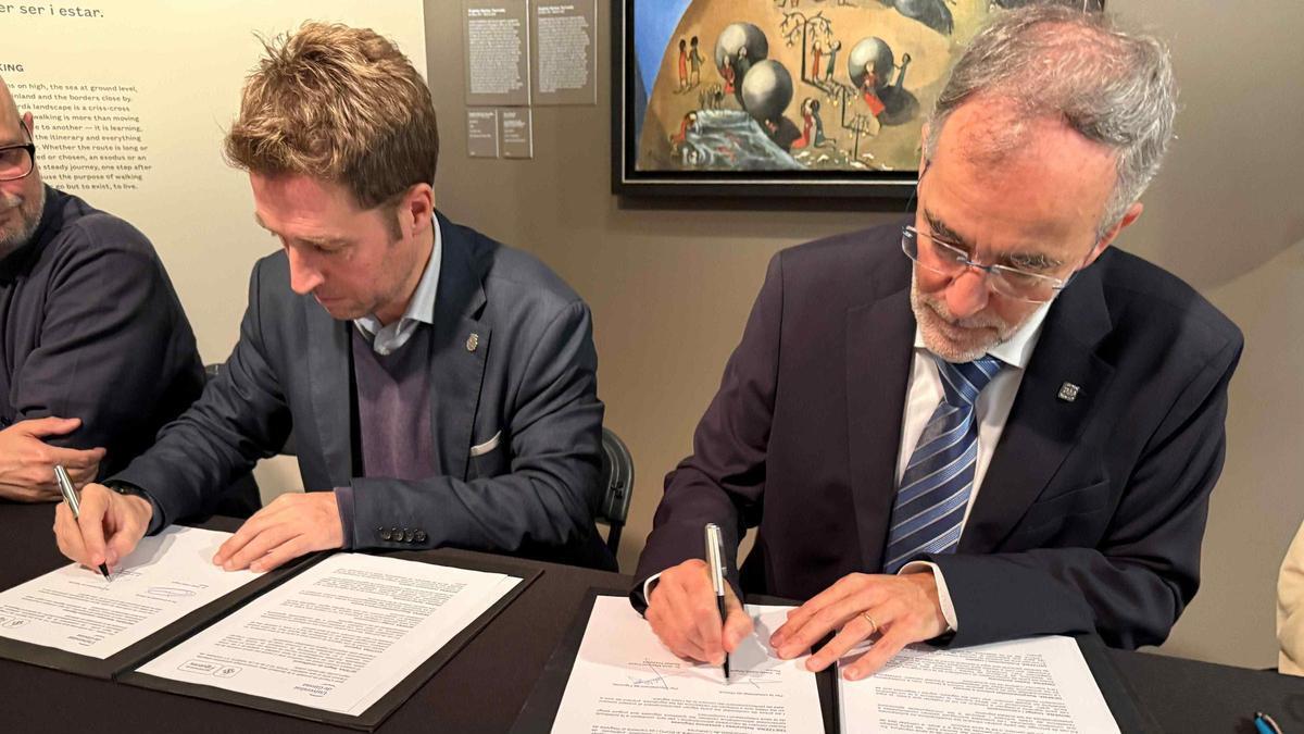 La signatura de l'acord amb l'alcalde, Jordi Masquef, i el rector, Josep Calbó.