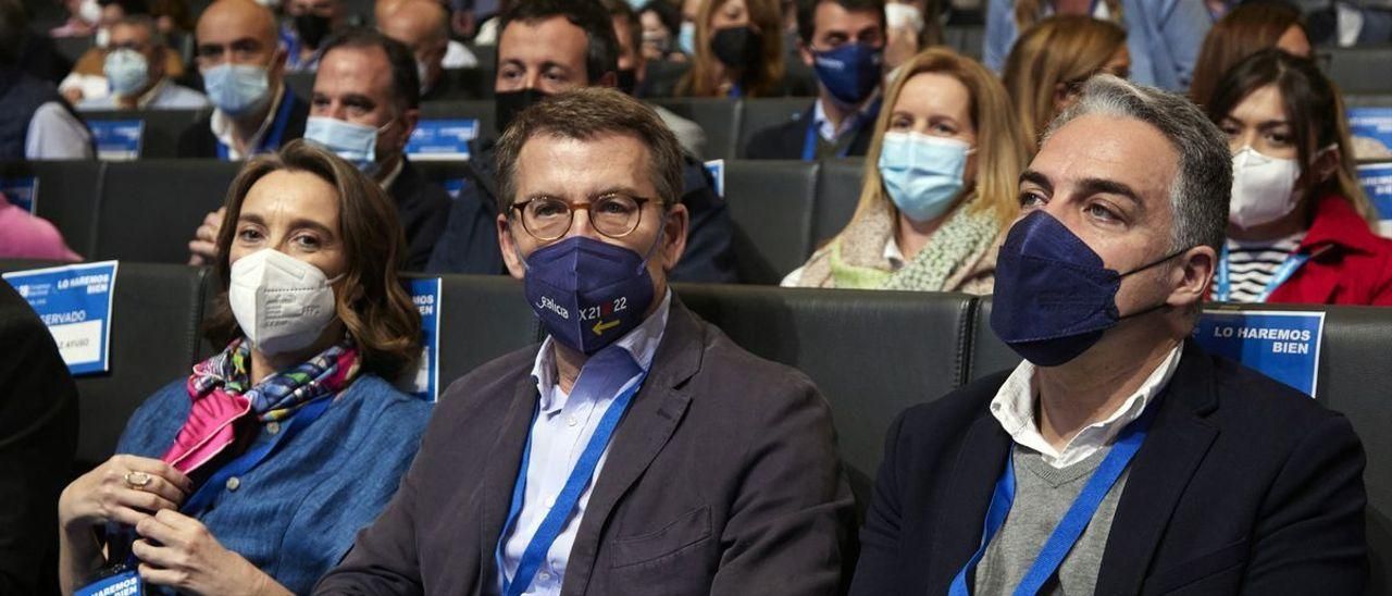 Elías Bendodo, junto a Feijóo y Cuca Gamarra en el XX Congreso Nacional del Partido Popular.