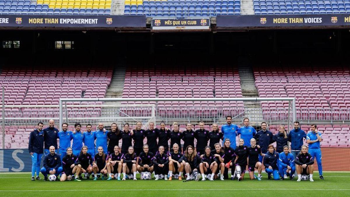 Las jugadoras y cuerpo técnico del Barça femenino en el Camp Nou antes del clásico con el Madrid.