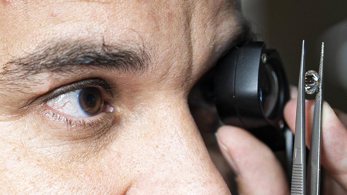 Carlos Soler Cabot, experto en diamantes, en la Joyería Soler Cabot en Barcelona  Irene Vilà Capafons