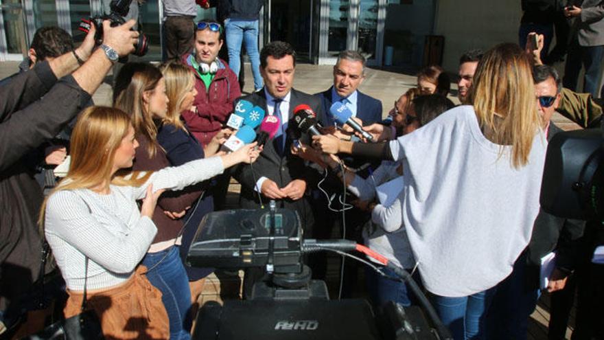 Juanma Moreno ha acudido a la capilla ardiente de Chiquito de la Calzada.