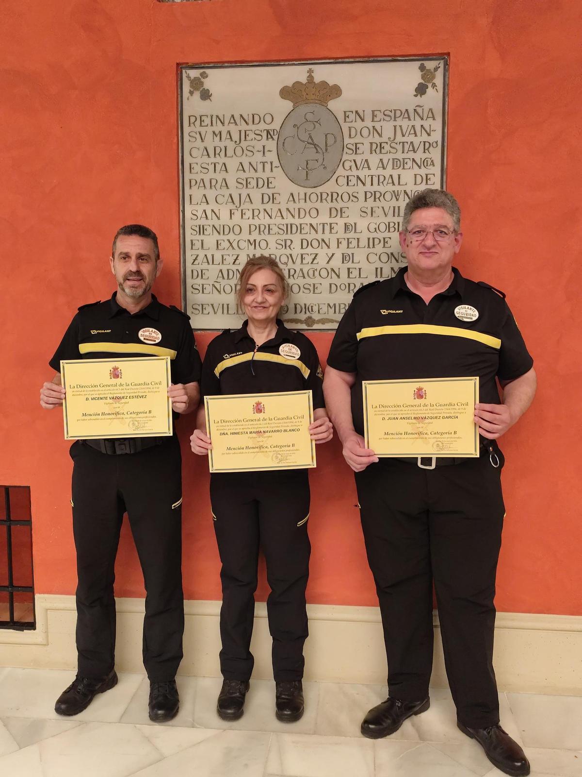 Anselmo Vázquez, María Navarro y Vicente Vázquez, vigilantes de Grupo Vigilant en el PISA de Sevilla, distinguidos con Menciones Honoríficas de la Guardia Civil en el Día de la Seguridad Privada.