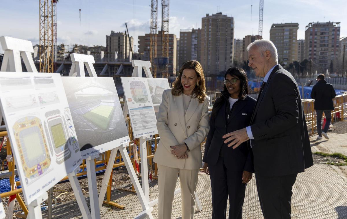 Natalia Chueca y Martín Fuica, director general de la Nueva Romareda SL, junto con una representante de la FIFA.
