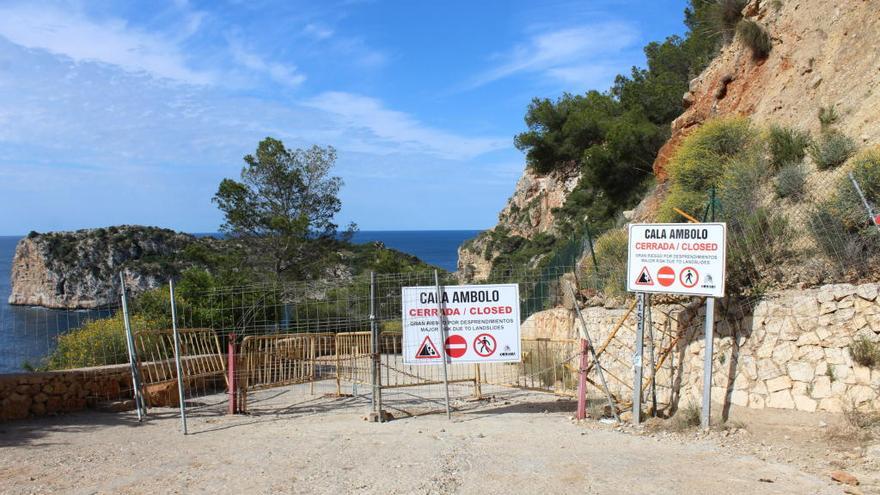 Los bañistas rompen la valla de Ambolo, la cala de Xàbia cerrada por desprendimientos