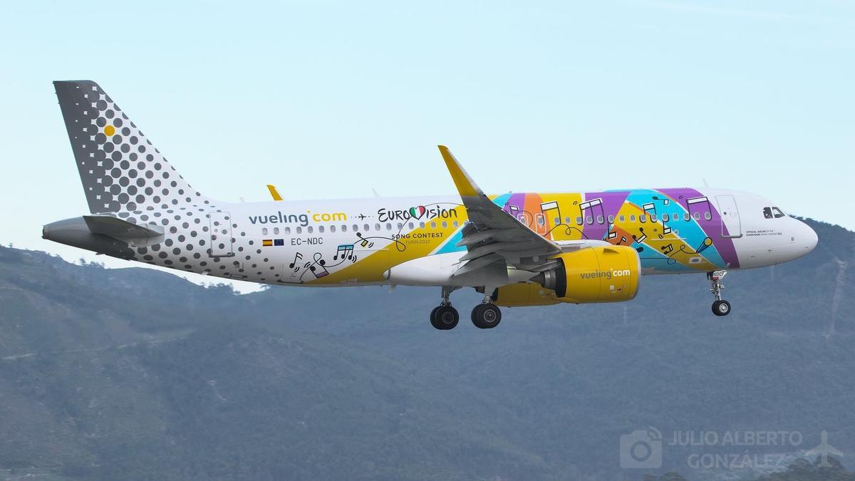 El avión de Vueling con la librea de Eurovisión 2022 ayer en el aeropuerto de Vigo.