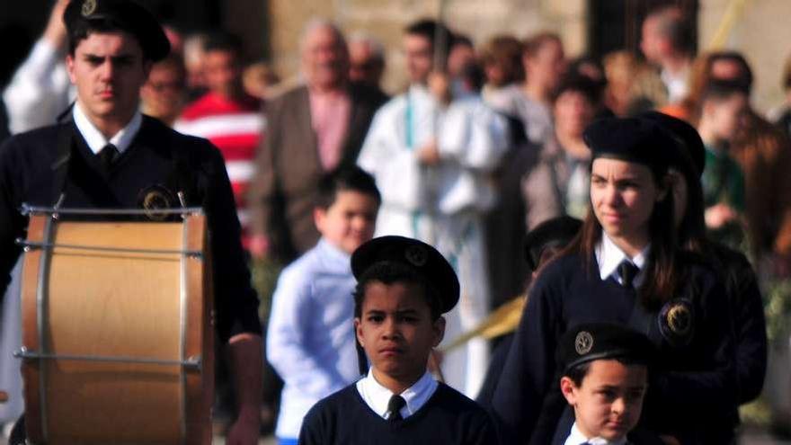 La procesión de Ramos de Vilagarcía cada año cuenta con asistentes más jóvenes.  // Iñaki Abella