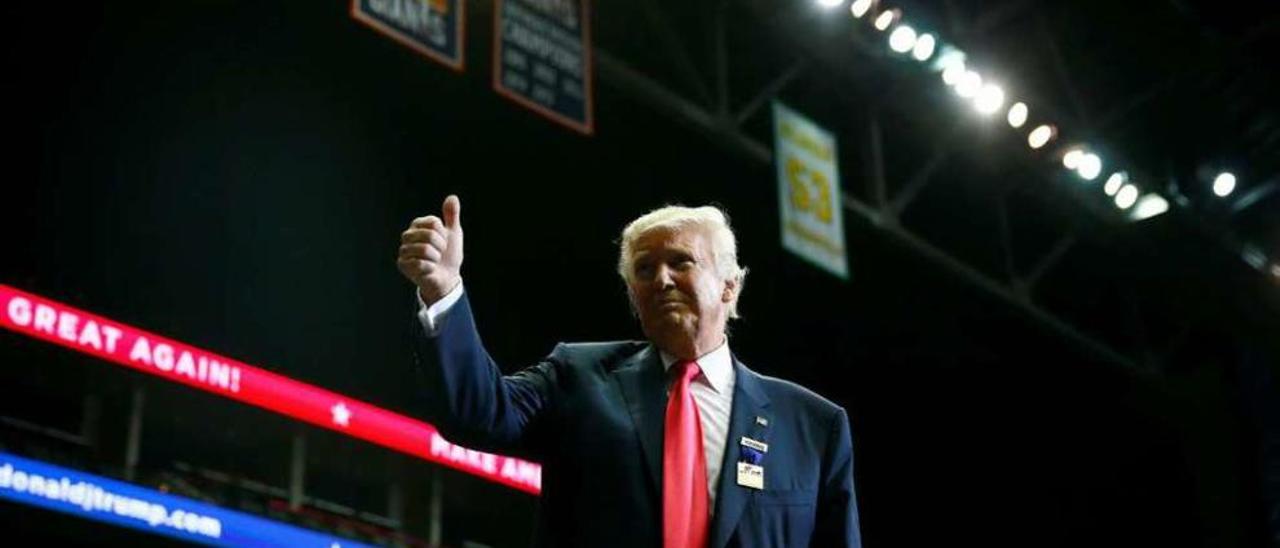 Trump, ayer, durante un mitin en Jacksonville (Florida). // Reuters