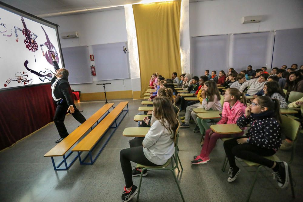 Los estudiantes del Colegio Nuestra Señora del Rosario de Torrevieja conocen la lírica de la mano de Pablo López en un programa que recorre todos los colegios públicos de la ciudad de la mano del Patr