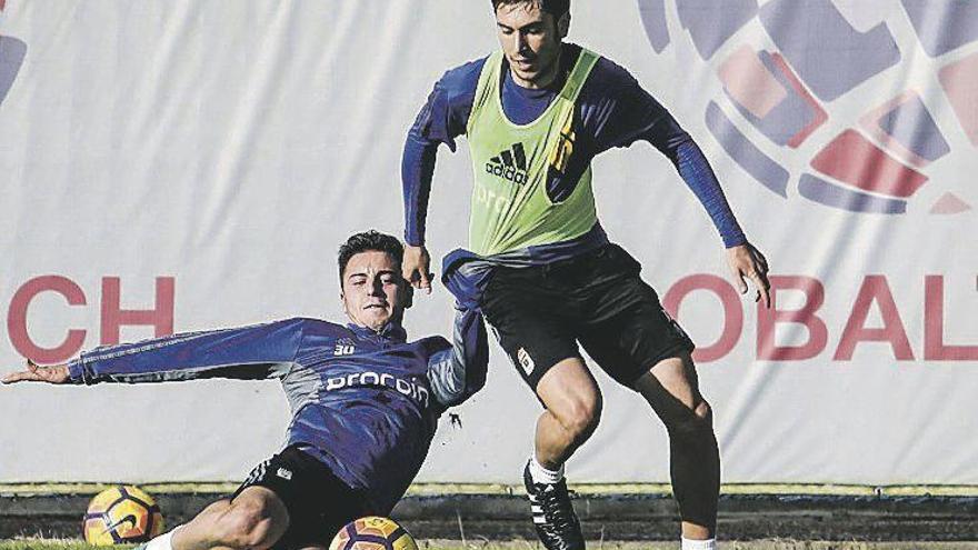 Héctor conduce el balón ante la presión de José Martínez, ayer.