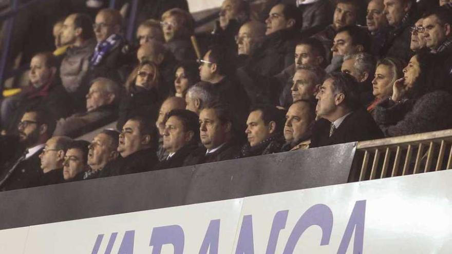 Publicidad de ABanca bajo el palco presidencial de Riazor en un partido reciente jugado en el estadio coruñés. 13fotos