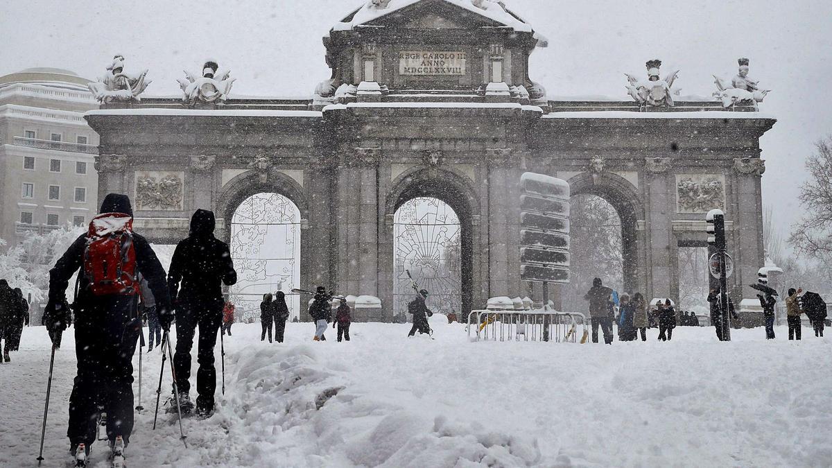 Gente en la Puerta de Alcalá, ayer,  en Madrid.   | // BALLESTEROS