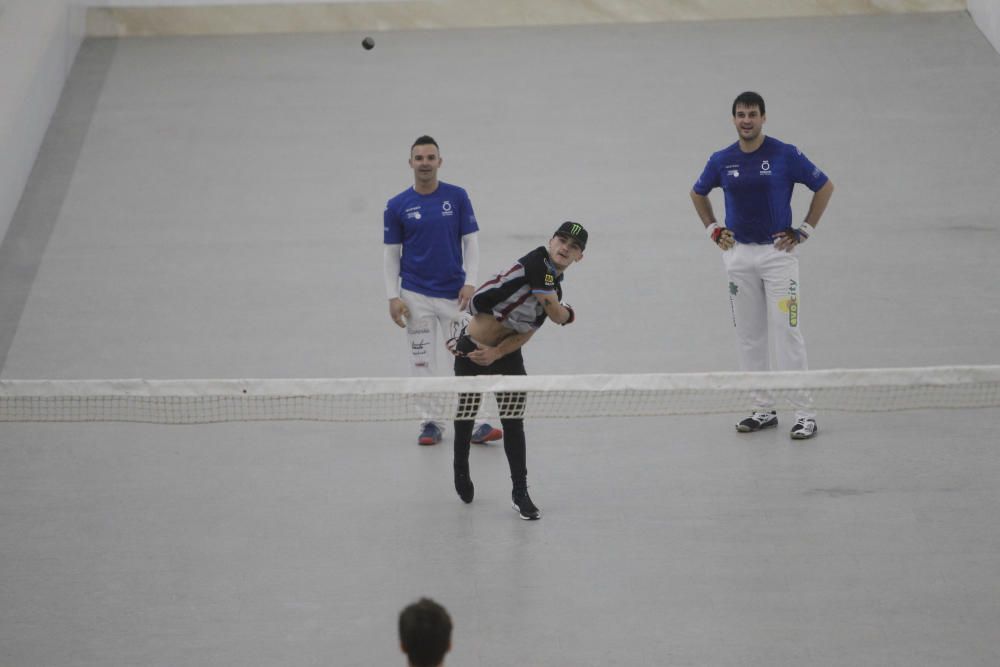 Los pilotos del Mundial, en una exhibición de pilota en Pelayo