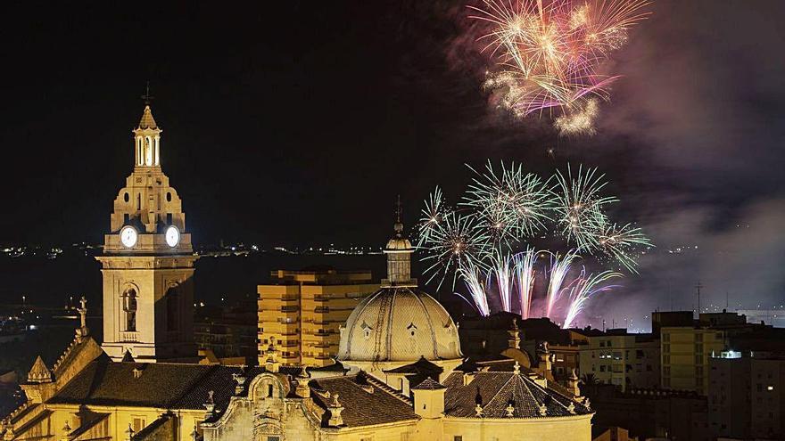 El castillo de fuegos al fondo, con la Seu en primer término en una fotografía tomada desde las murallas de Levante de Xàtiva.