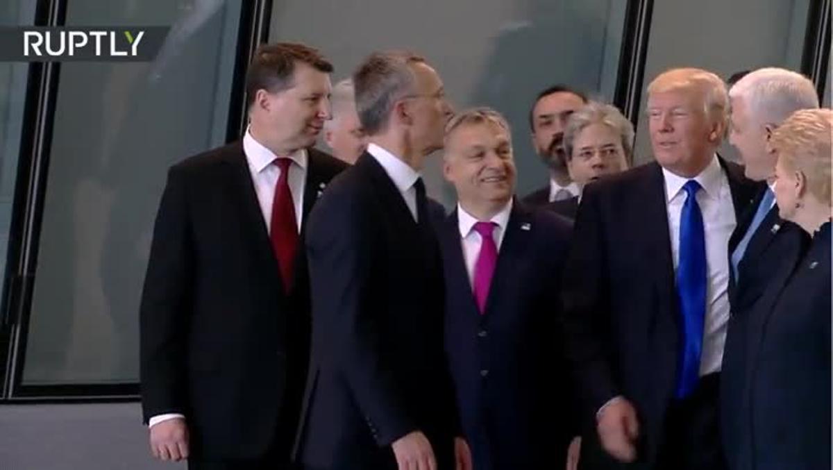 Trump empuja al primer ministro de Montenegro para colocarse delante en la foto.