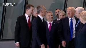 Trump empuja al primer ministro de Montenegro para colocarse delante en la foto.