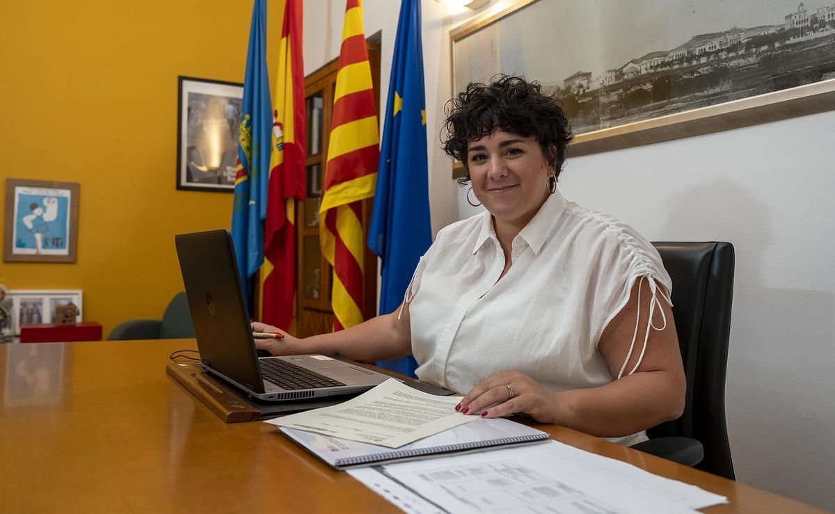 La alcaldesa de Santa Coloma, Mireia González, en su despacho del Ayuntamiento.