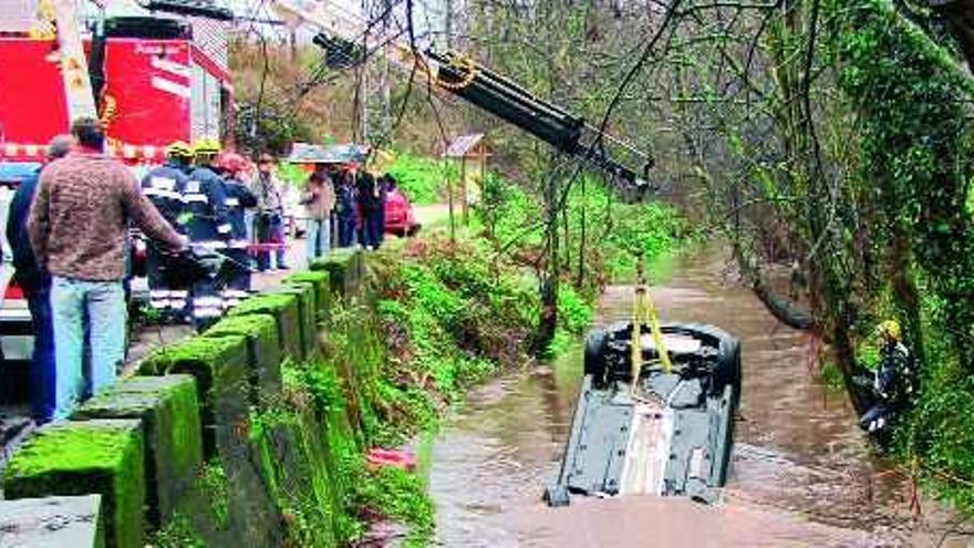 Un conductor ebrio cae con su coche al río Os Gafos en Pontevedra. Un joven identificado como S.P.V., de 29 años y vecino de Pontevedra, abandonó por sí mismo el turismo con el que se precipitó al río en la calle Otero Pedrayo sobre las 13.15 horas de ayer, y fue ayudado a salir del agua por los residentes de un barrio de chabolas cercano al lugar que escucharon el fuerte impacto y vieron el coche siniestrado en el agua, volteado, todavía encendido y con las ruedas girando. El afectado ofreció una tasa positiva de 0,69 en la prueba de alcoholemia./ GUSTAVO SANTOS