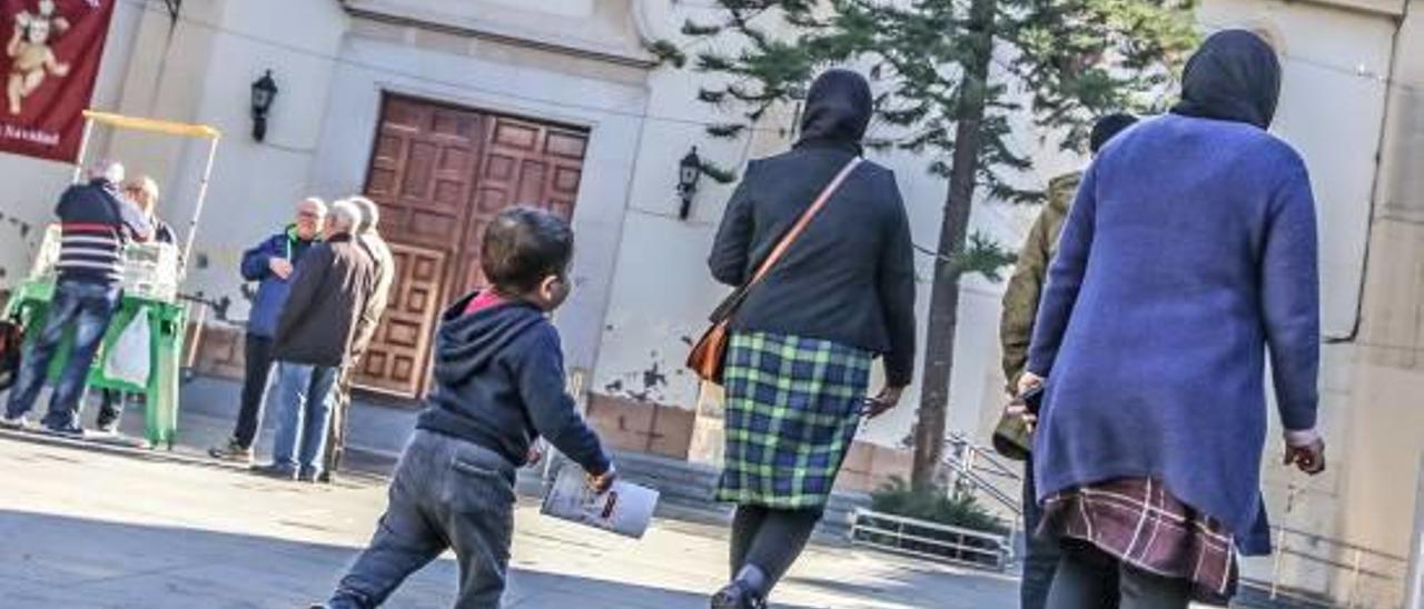 Una familia de origen magrebí pasea por las calles de Almoradí.