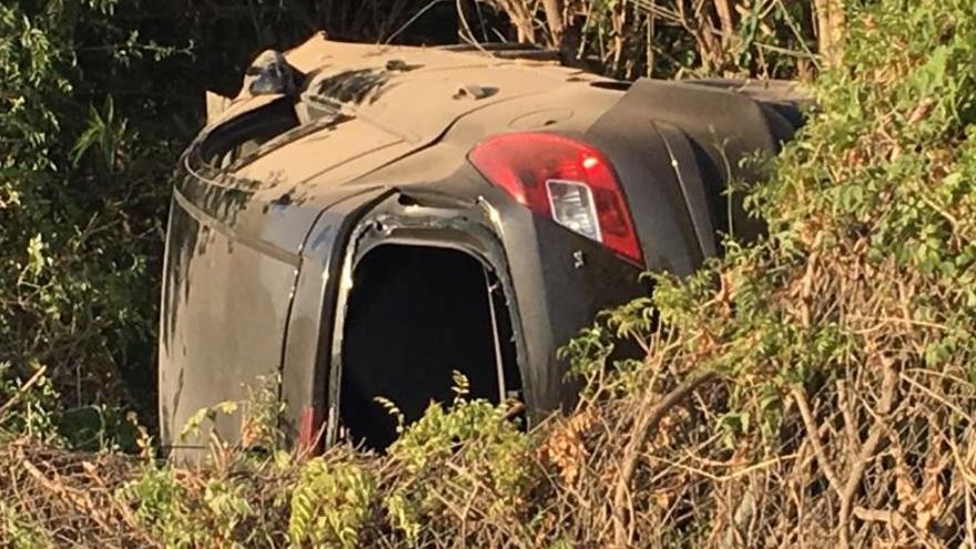 Aparatoso accidente en el camino viejo de Alicante