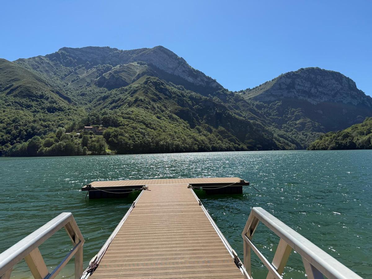 El pantalán del embalse de Tanes, punto de partida de la navegeción por la zona.