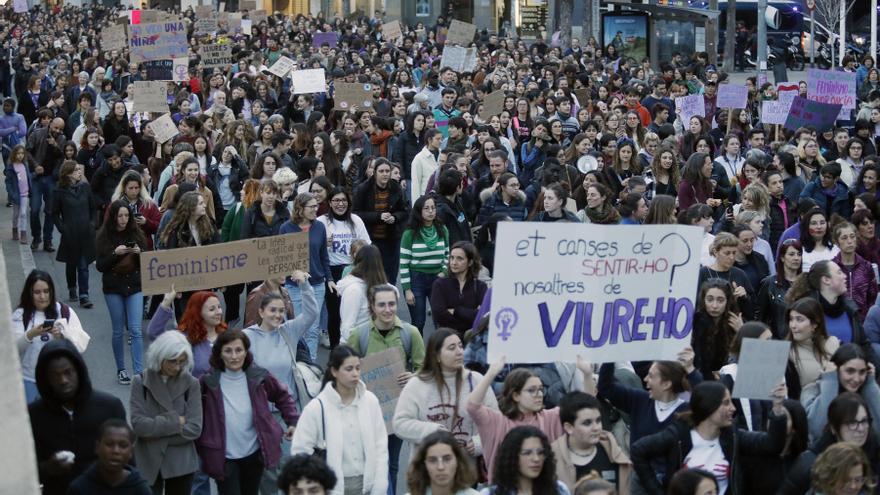 Dues manifestacions feministes omplen el centre de Girona