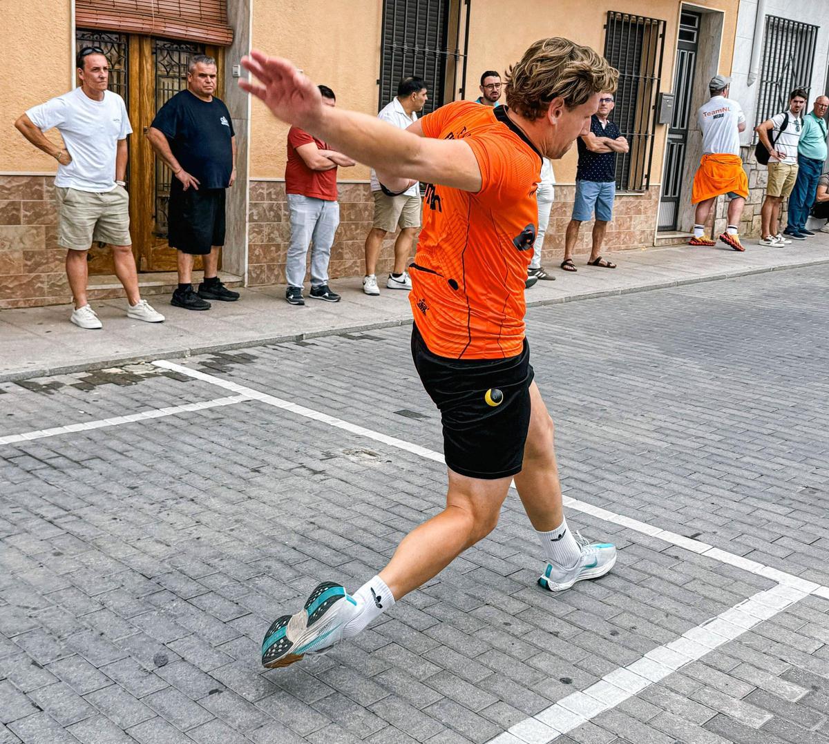 Un jugador del KNKB Franeken fa el traure.